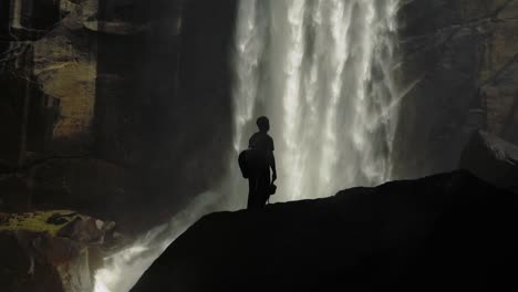 de pie en el asombro de una madre naturaleza