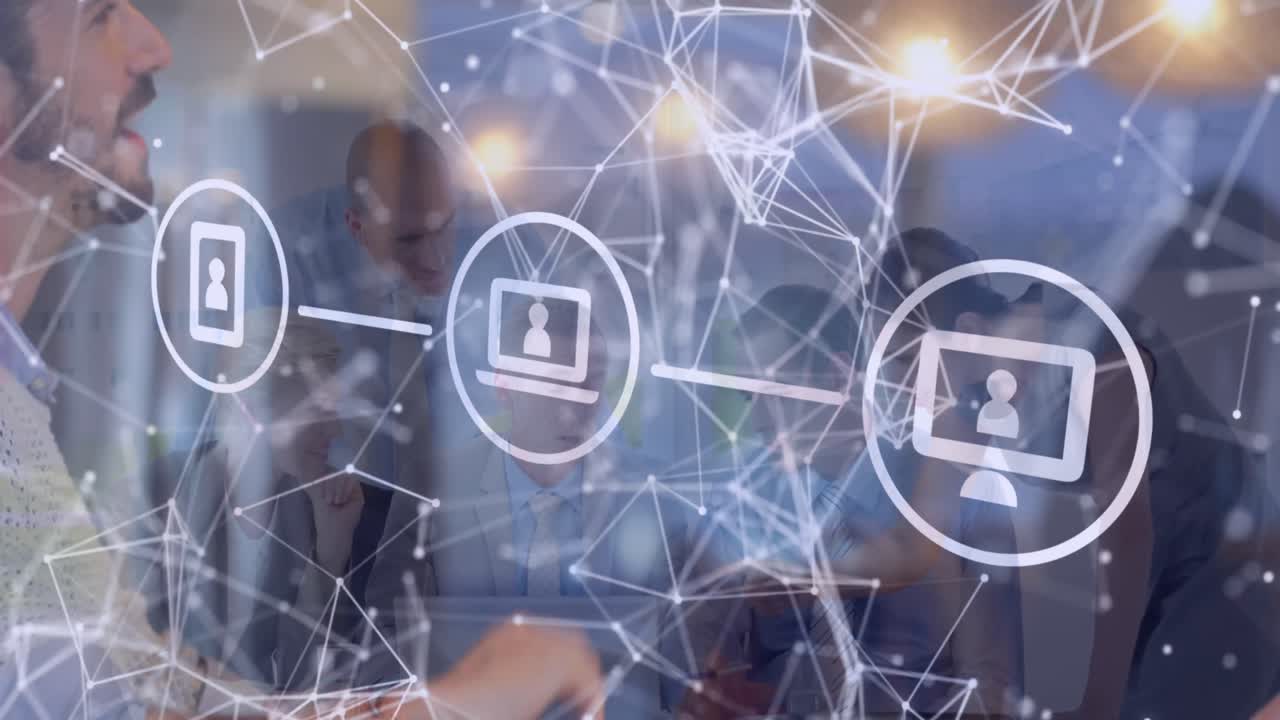animación de una red de iconos digitales sobre diversos empresarios discutiendo juntos en la oficina