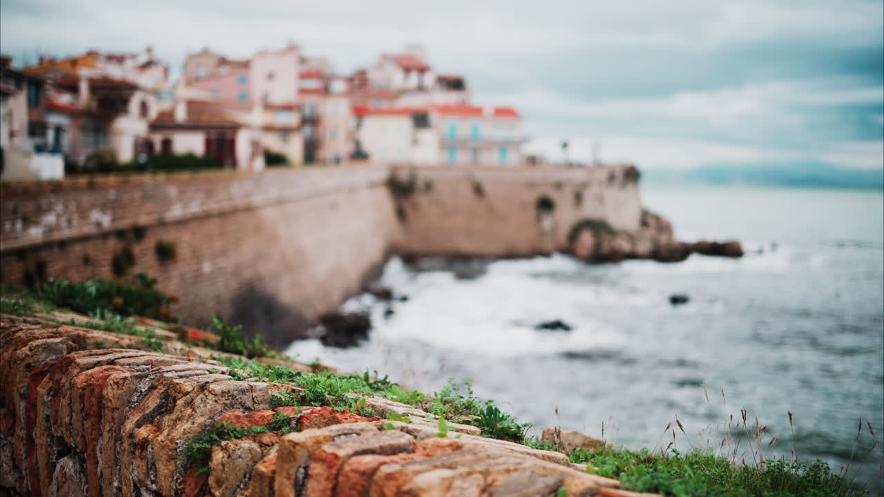 Vista di diversi edifici sulla costa di Antibes, in Francia, in una giornata piovosa