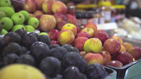 Empuje-En-Cámara-Lenta-De-Frutas-Y-Verduras-En-El-Mercado-De-Un-Agricultor