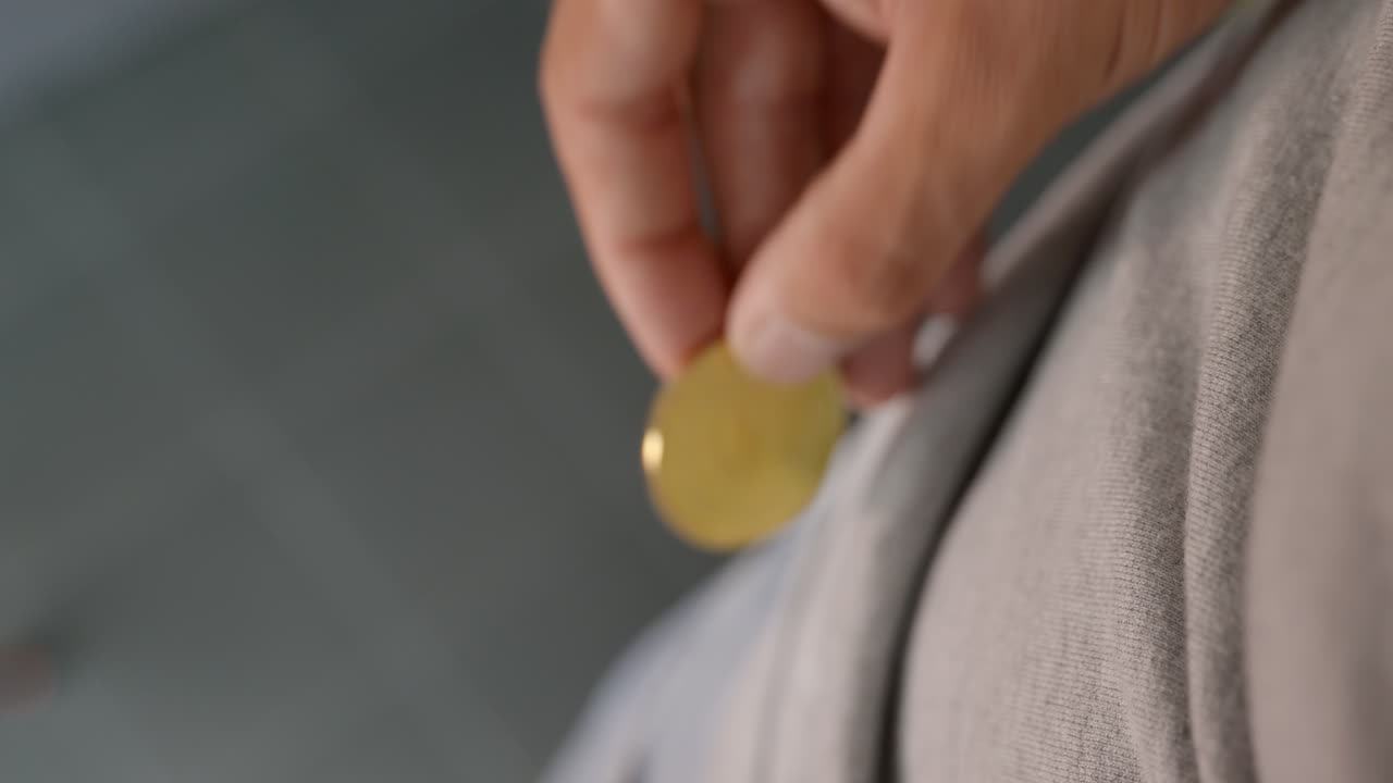 una moneda física de ethereum que se coloca en un