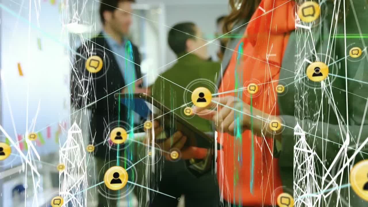 munición de red de conexiones e iconos sobre mujer usando tableta