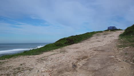 Leute,-Die-Zu-Ihrem-Wohnmobil-Gehen,-Das-Auf-Einer-Klippe-über-Dem-Meer-In-Nazare,-Portugal,-Geparkt-Ist