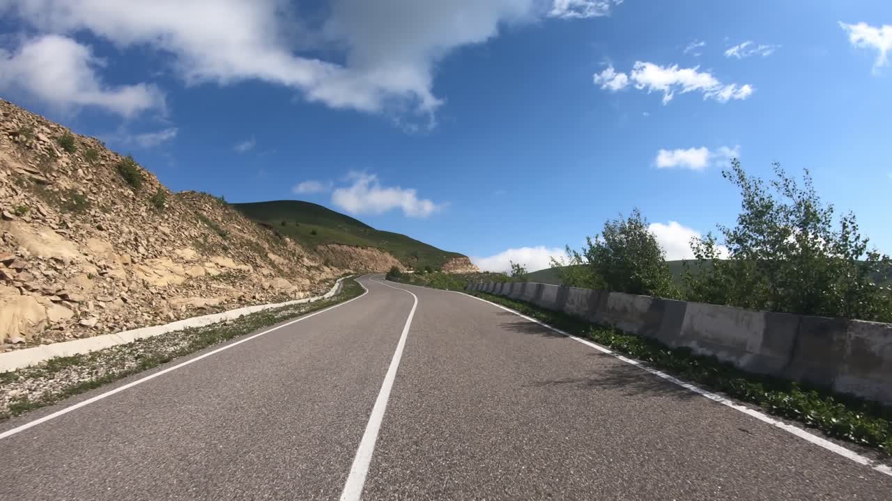 도로 에서 자동차 를 운전 하는 관점