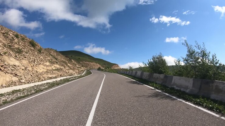 Punto di vista alla guida di un'auto su una strada