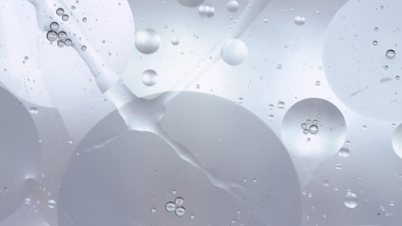 벽지 배경: 은 은 거품 구. 유리 표면에 기름 방울, 액체에 떠있는 거품, 추상, 주제. 과학 실험실 실험 진행, 빛 효과 순수성, 빛 반사.