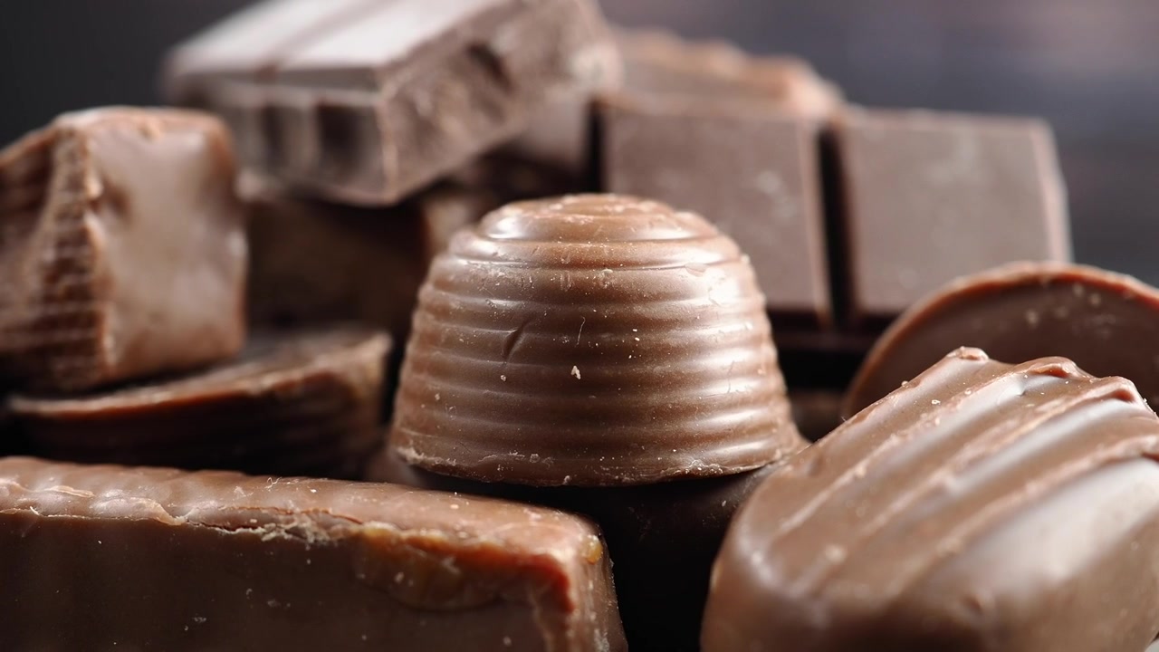 Primo piano di un assortimento di deliziosi cioccolatini e barrette di cioccolato