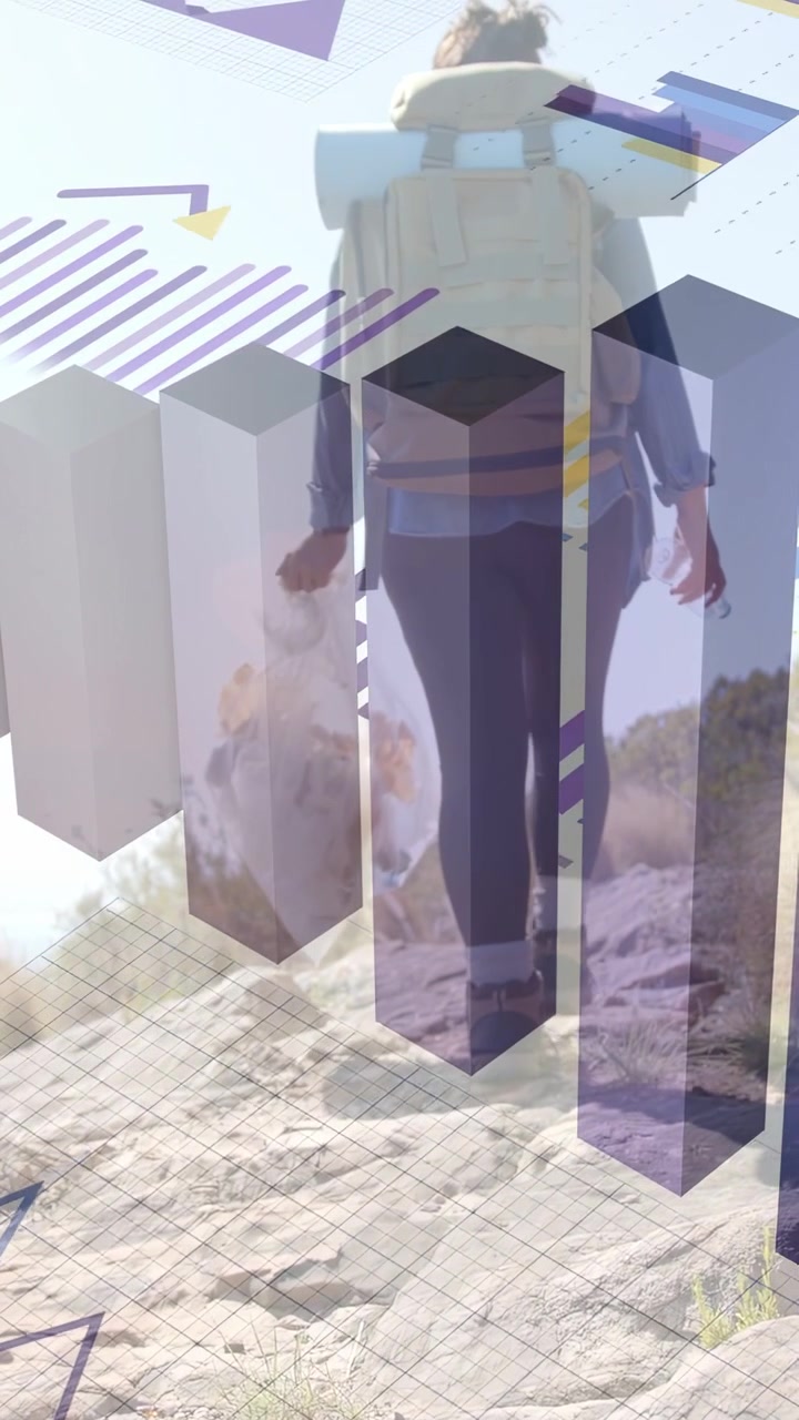 Video vertical: Mujer caminando por un sendero con mochila, iniciando una superposición púrpura-amarilla mapeando una ruta de viaje