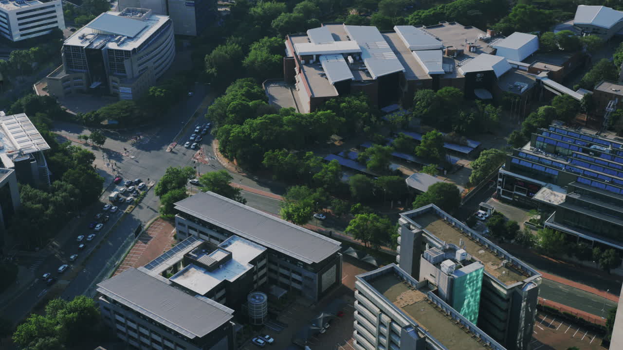 Vista aerea dall'alto di Sandton, Sudafrica – Traffico intenso, grattacieli ed energia urbana dall'alto