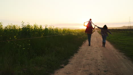 familia caminando a lo largo de una granja al atardecer