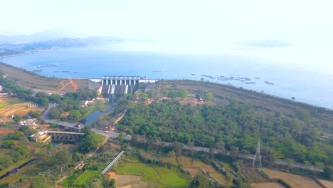 Vista-Aérea-Del-Lugar-Turístico-De-La-Presa-De-Patratu-Y-Actividades-De-Deportes-Acuáticos.