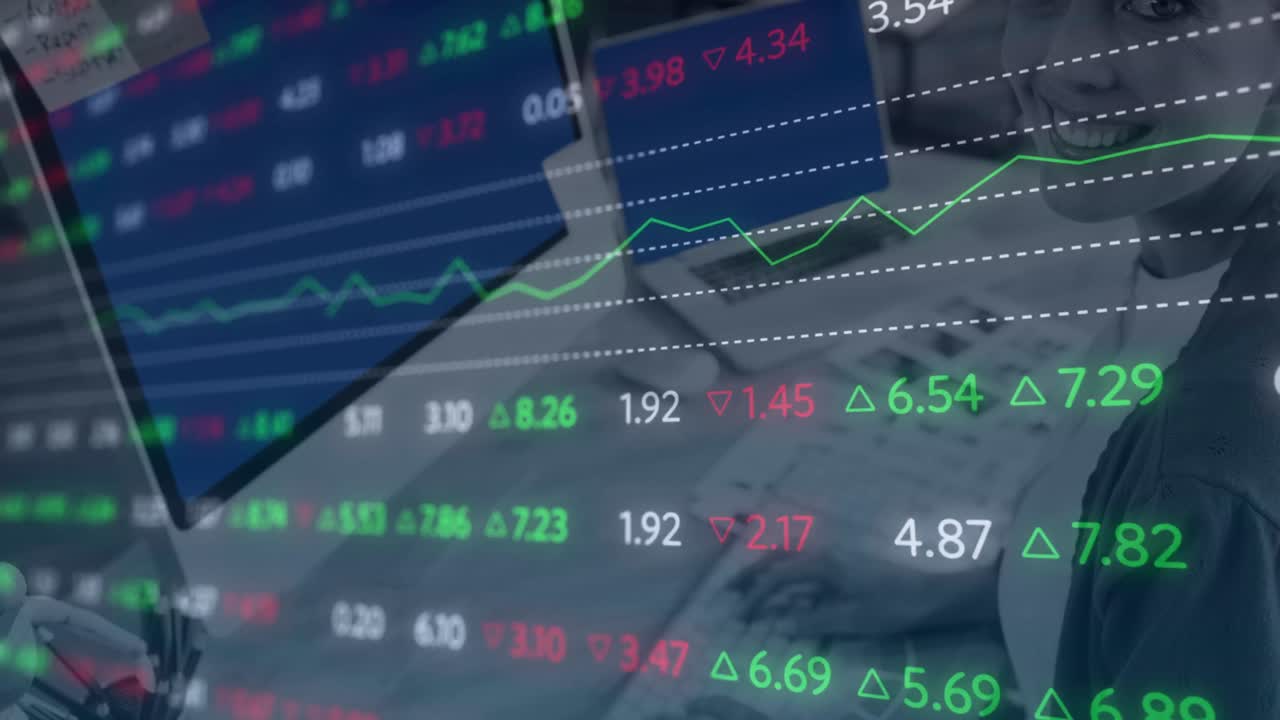 animación del procesamiento de datos del mercado de valores contra una mujer caucásica usando una computadora de escritorio en la oficina