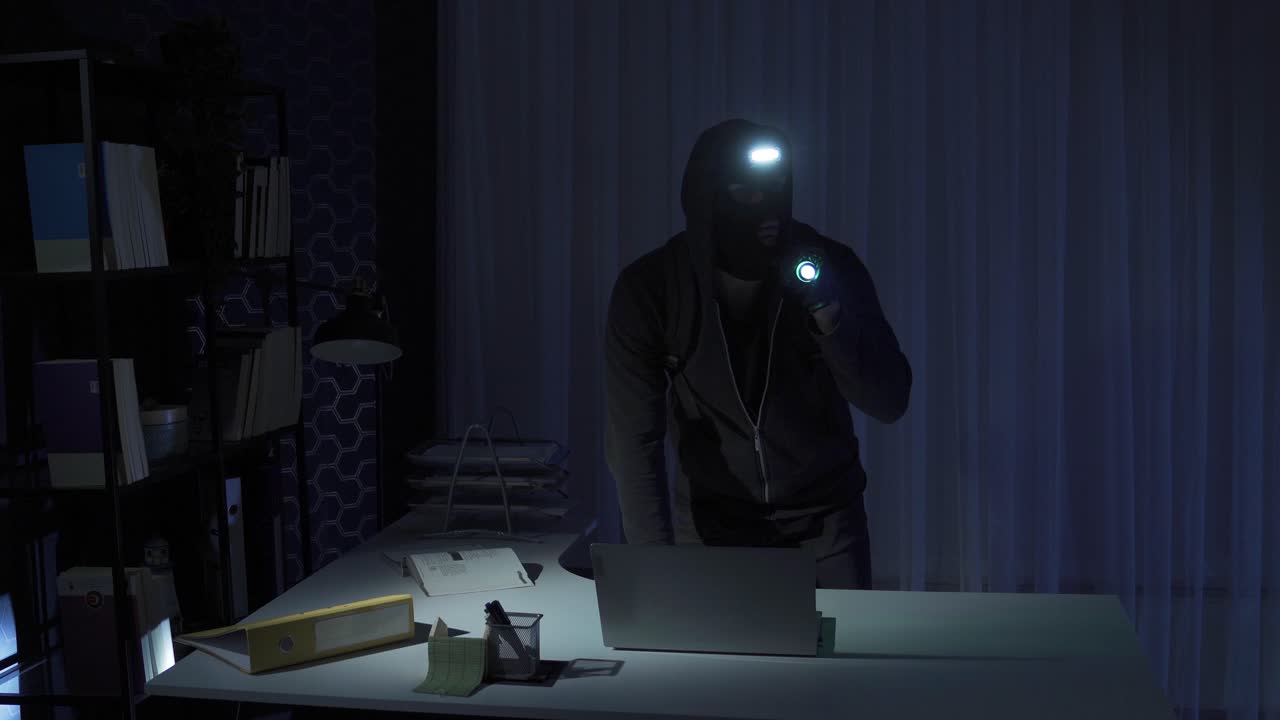 el ladrón que vino a la oficina para robar.