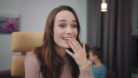 rostro de madre sorprendida. retrato de mujer feliz disfrutando de buenas noticias en la computadora