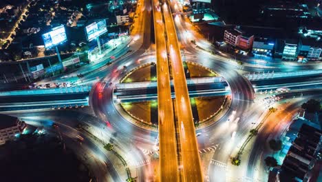 hiperlapso lapso de tiempo del tráfico de automóviles transporte por encima de la carretera de circunvalación del círculo en la ciudad asiática. vista aérea de drones volar en círculo, ángulo alto. transporte público o concepto de vida de la ciudad de cercanías