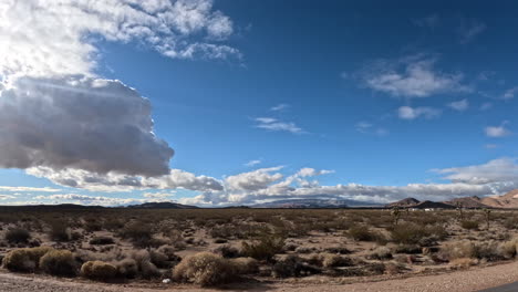 Viendo-El-Paisaje-Del-Desierto-De-Mojave-Por-La-Ventana-Del-Pasajero-De-Un-Auto---Hiperlapso