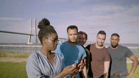 Fröhliche-Junge-Leute-Machen-Selfie-Und-Schauen-Auf-Ihr-Smartphone