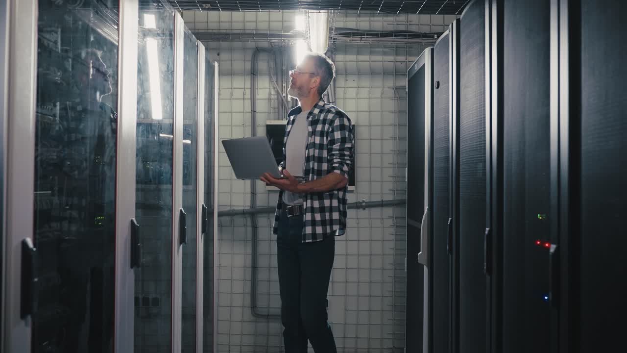 técnico que trabaja en una sala de servidores