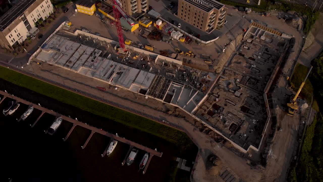 arriba hacia abajo revelan el movimiento que muestra el sitio de construcción con un plano visible del complejo de apartamentos de lujo