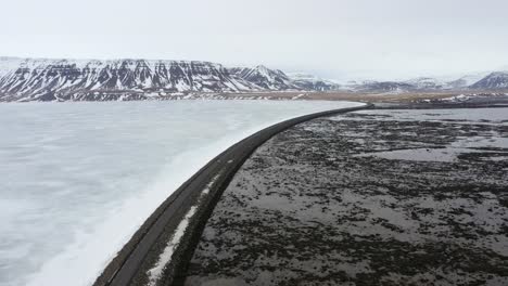 Viaje-Por-Carretera-A-Través-Del-Accidentado-Paisaje-De-Islandia-En-4x4