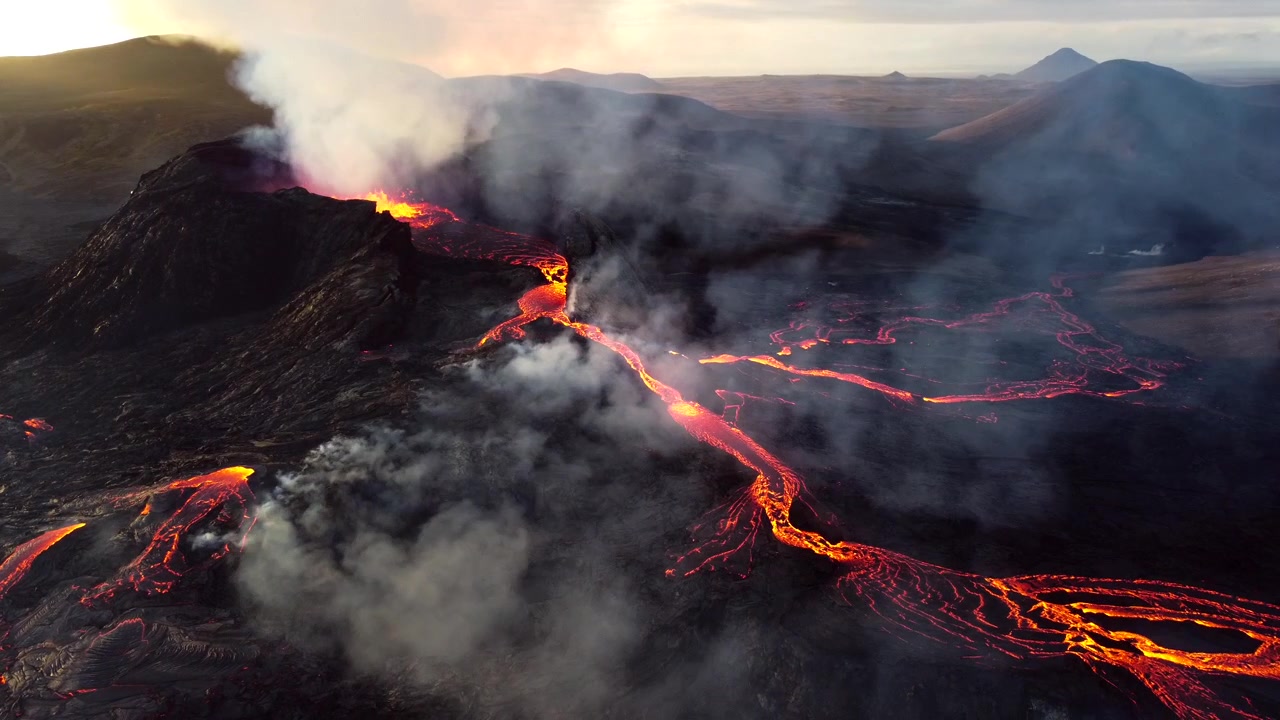 Intensa eruzione vulcanica al vulcano Fagradallsfjall in Islanda. Il fumo nasconde la lava che scorre