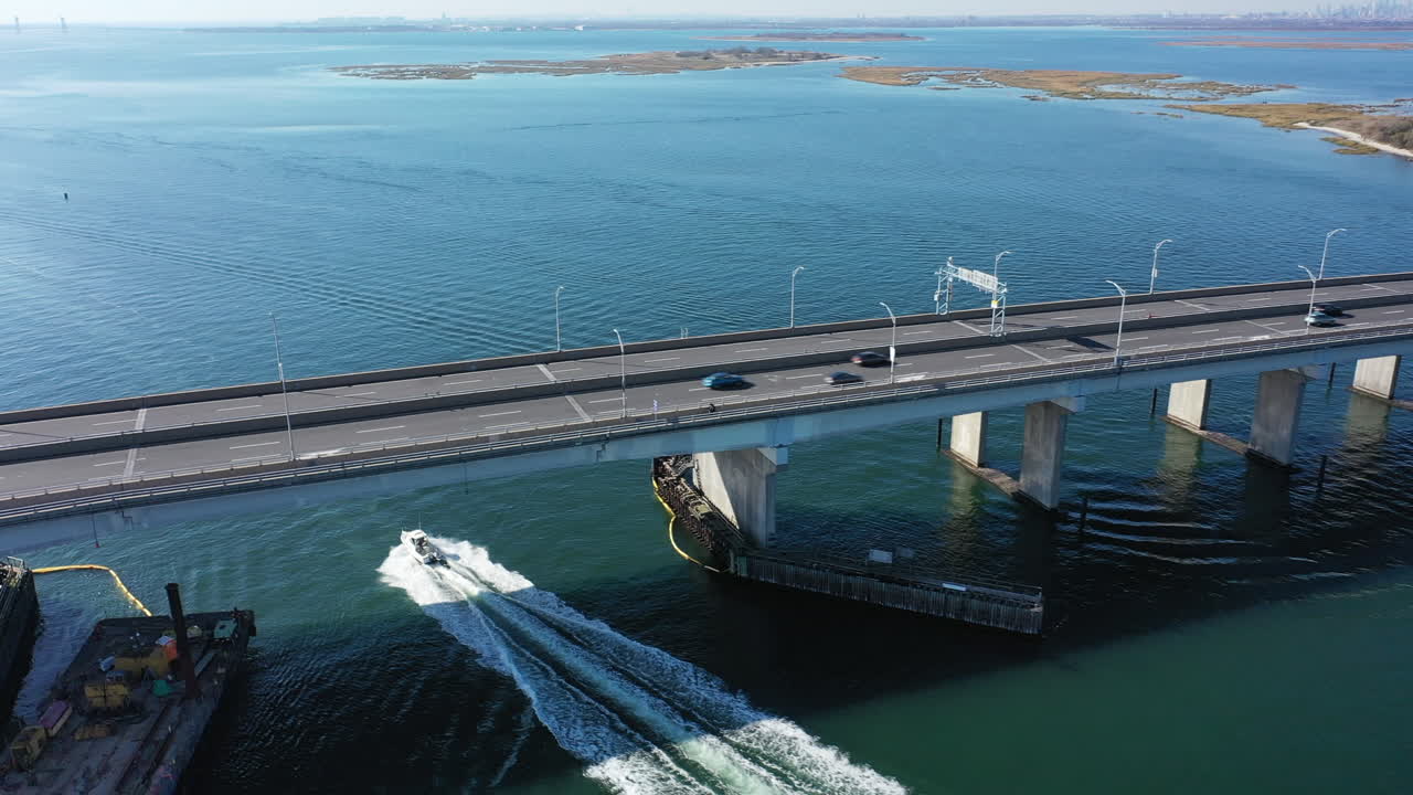 뉴욕 퀸즈의 자메이카 만 상공에서 공중 드론 촬영