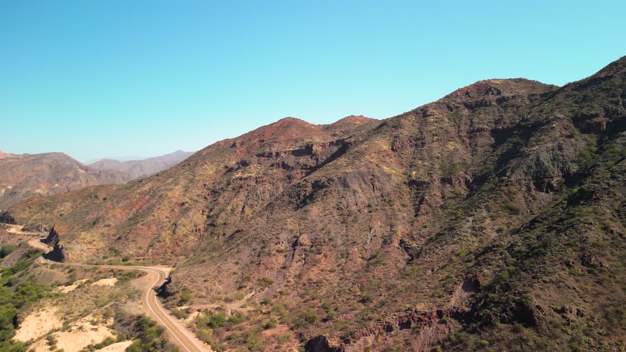Vista aerea di strada tortuosa attraverso un paesaggio montano arido