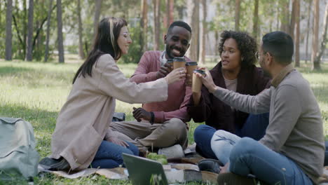 amigos disfrutando de un picnic en el parque