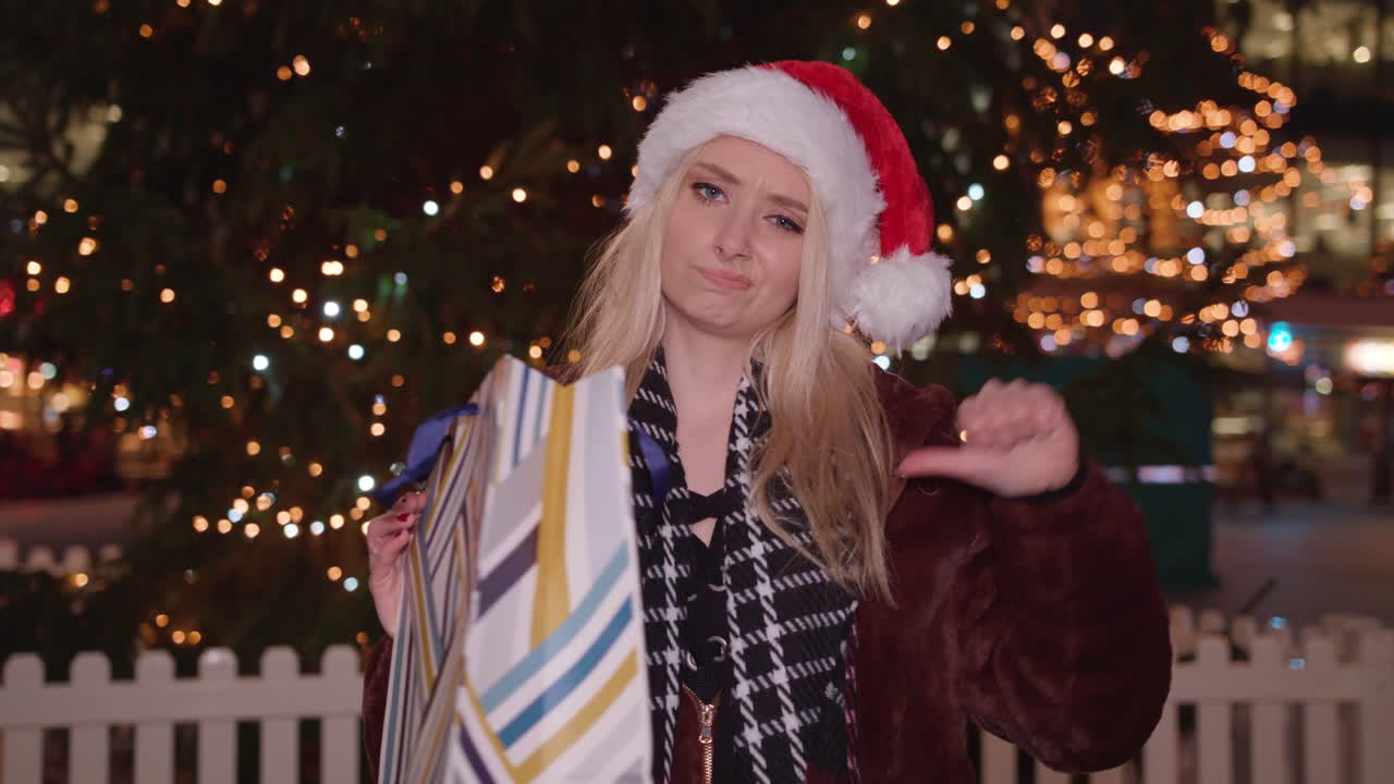 joven mujer atractiva recibe un regalo decepcionante