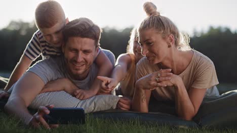 Handheld-Video-Einer-Familie,-Die-Im-Urlaub-Ein-Selfie-Macht