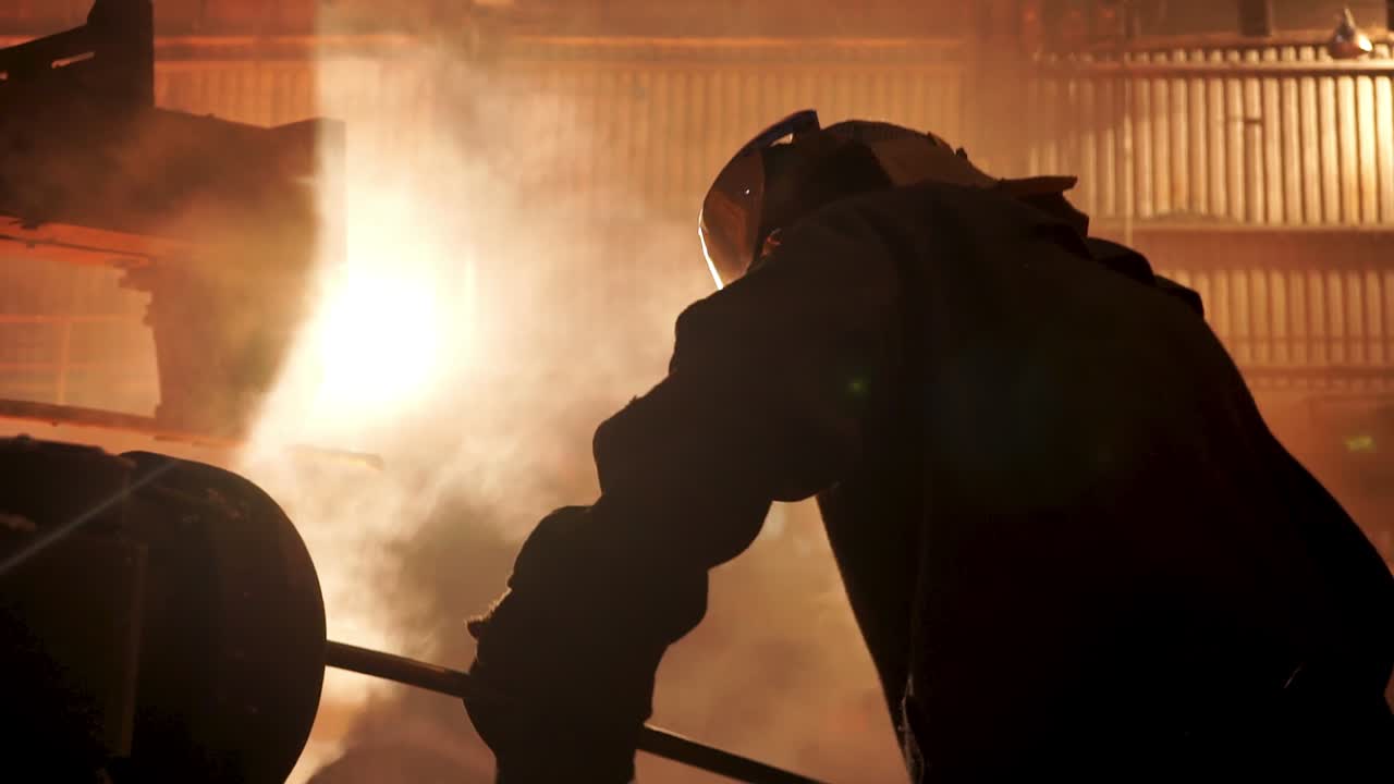 금속 주조 공장에서의 금속 주공 과정