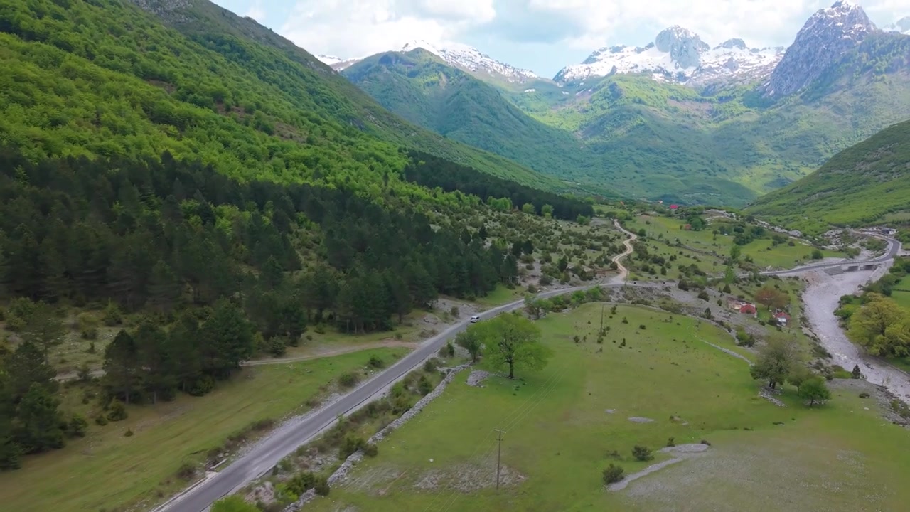 Incredibile strada ripresa da drone nel Nord dell'Albania.