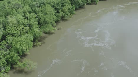 Drohne-überfliegt-Einen-Rollenden-Fluss-Im-Mittleren-Westen-Der-Usa