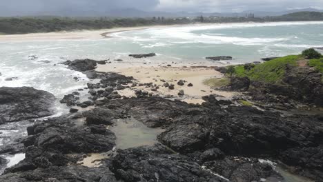 costa rocosa con sawtell beach en el fondo - bonville head lookout, sydney, nueva gales del sur, australia