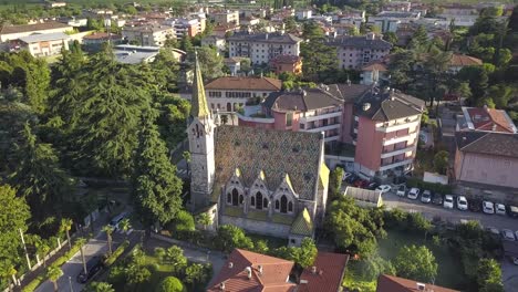 Luftaufnahme-Einer-Wunderschönen-Alten-Kirche-In-Einem-Italienischen-Dorf