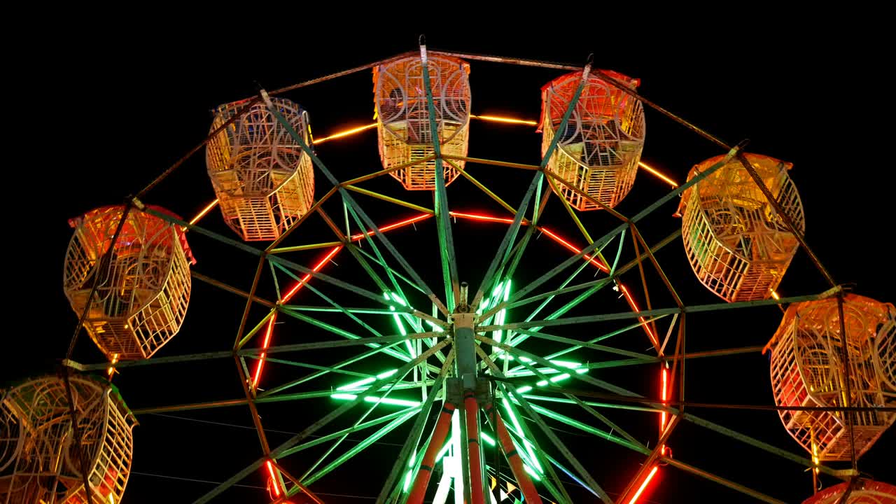 la rueda gigante tailandesa en el mercado nocturno