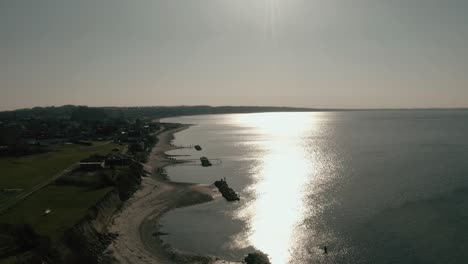 la playa de varbjerg en un día soleado