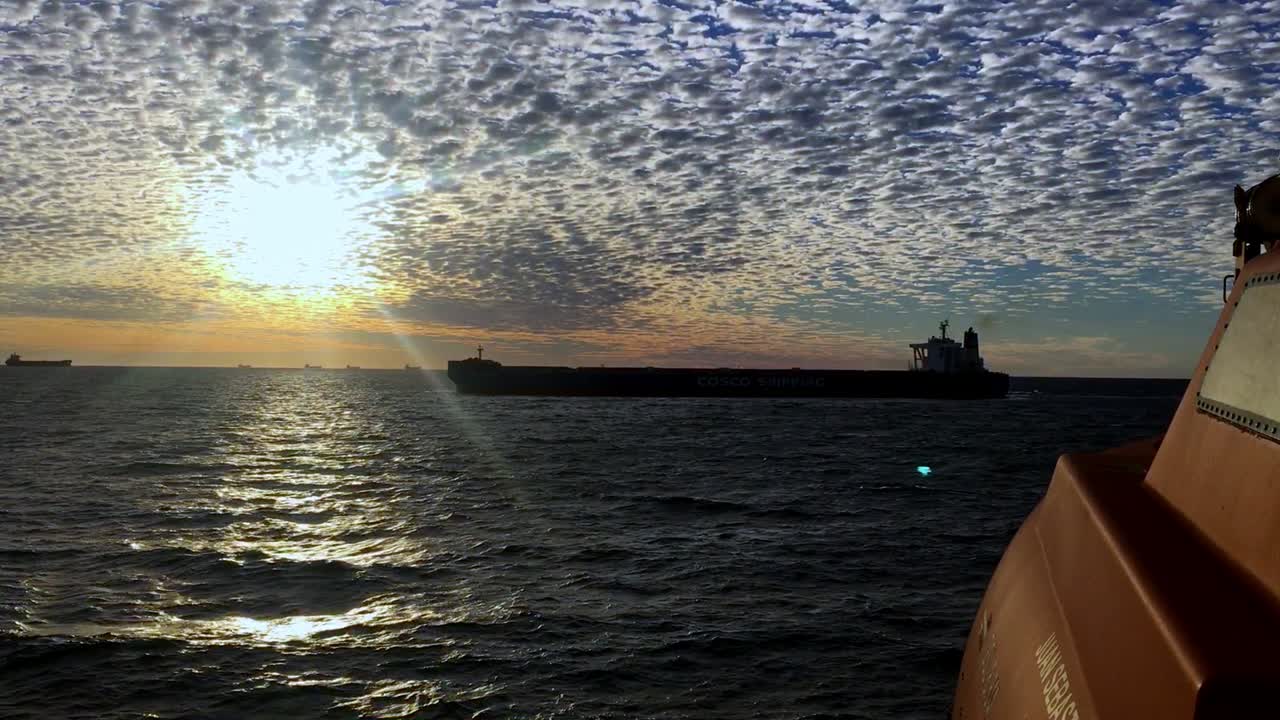 imágenes de mano de un gran barco a granel que pasa