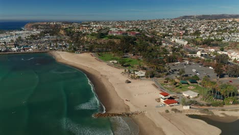 Rotierende-Luftaufnahme-über-Den-Doheny-State-Beach-In-Dana-Point,-Kalifornien