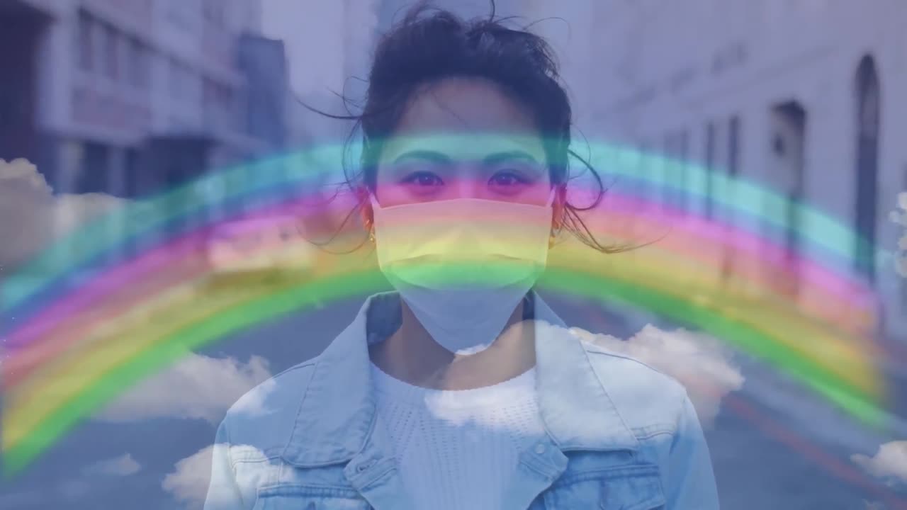 arco iris y cielo azul contra una mujer con una máscara facial