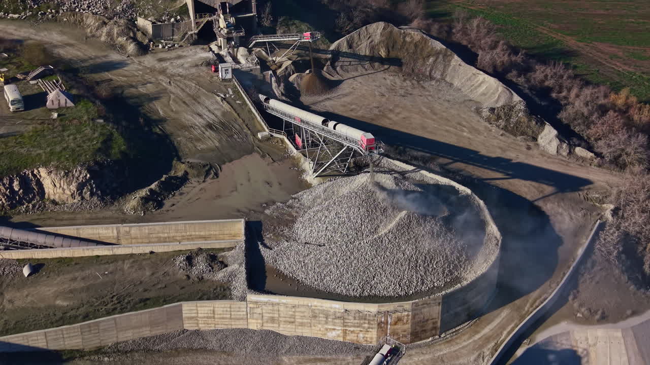 Cantiere edile in armonia con la natura, con materiali trasportati ed elaborati sotto un cielo azzurro alla luce del pomeriggio