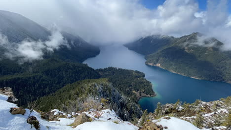 Atemberaubender-Blick-Auf-Den-Bergsee-Mit-Alpiner-Landschaft-Und-Hereinrollenden-Wolken,-Blick-Auf-Den-Gipfel-Des-Mt-Storm-King