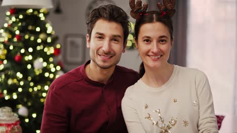 vista de mano de una pareja sonriente en navidad