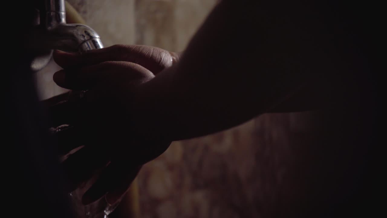 Lavaggio mani sotto acqua corrente, sicuro per la nuova normalità COVID-19