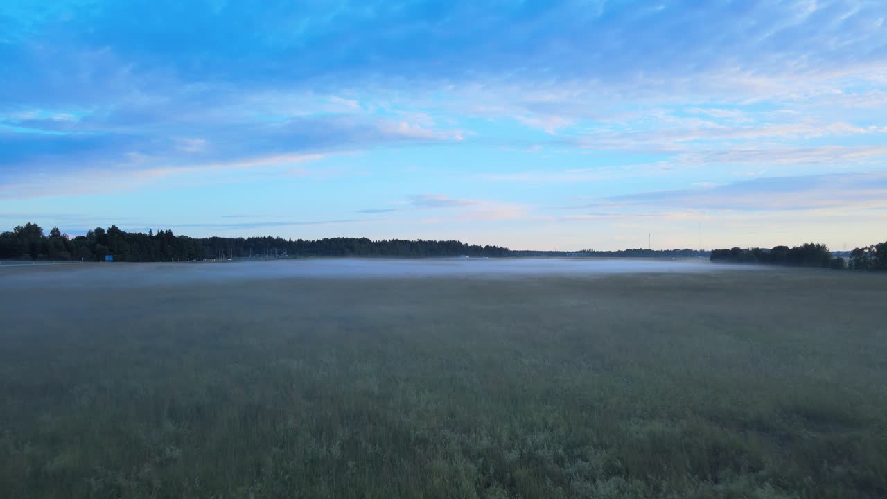 필드 4k에 안개와 함께 일몰 드론 샷