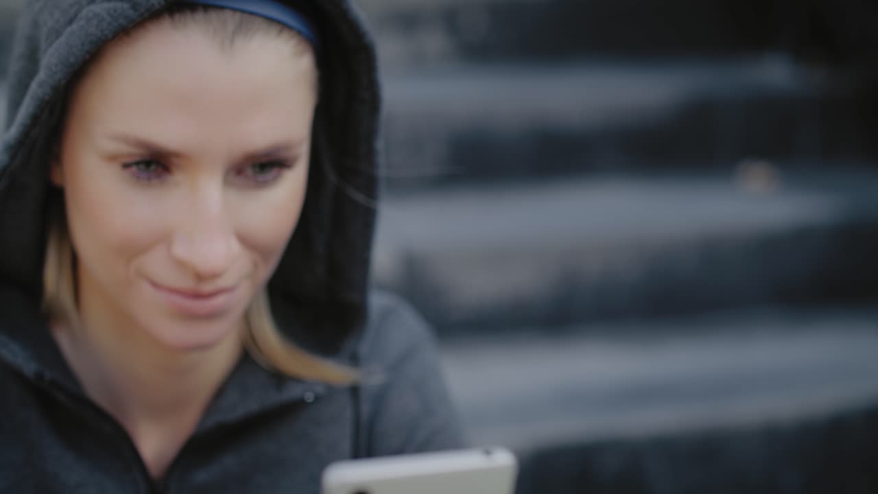 спортсмен, наслаждающийся глобальным интернетом