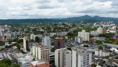 drone disparado sobre apartamentos en porto alegre, día nublado en brasil, américa del sur