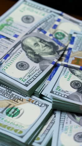 una pila de billetes de cien dólares