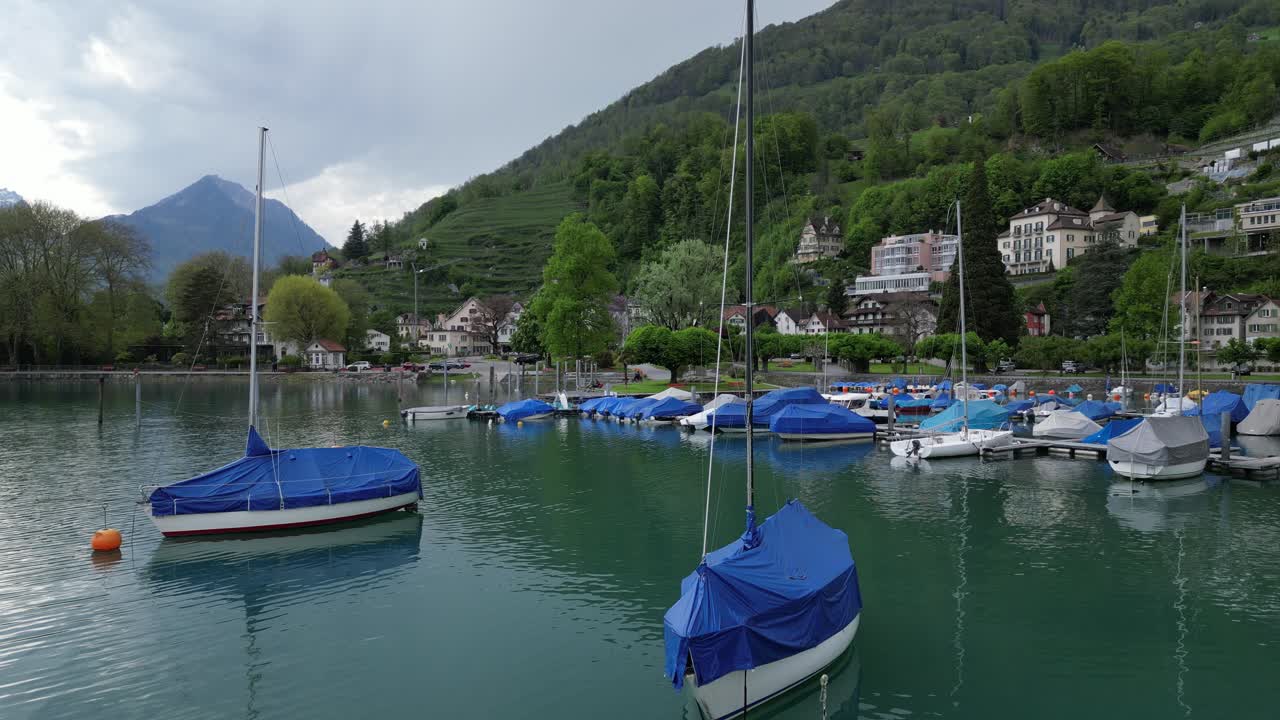 barcos cubiertos de lona amarrados en el lago walensee creando una escena tranquila