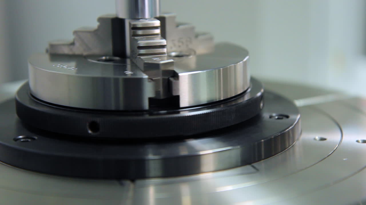 중공업에서 생산되는 금속 부품. 스탠드에 회전하는 커터